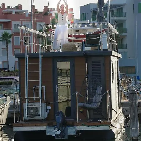 La Maison Bateau Sotogrande Botel *