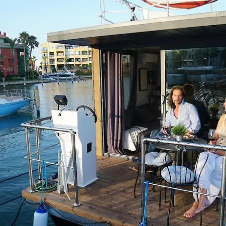 La Maison Bateau Sotogrande Botel *